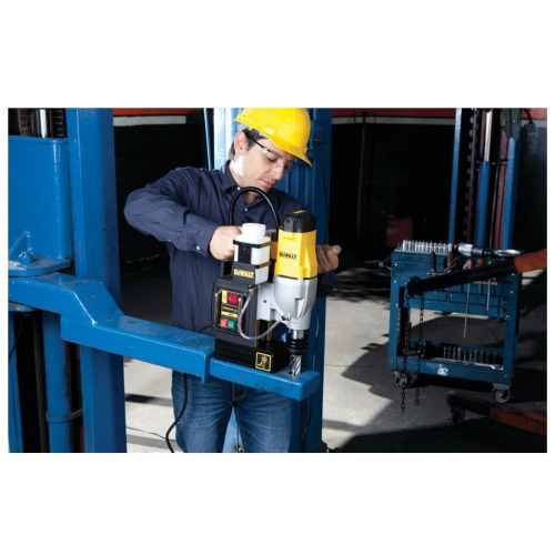 Furadeira com base magnética 1150 watts 2 velocidades mecânicas - DWE1622K 220V Furadeira com base magnética 1150 watts 2 velocidades mecânicas - DWE1622K 220V