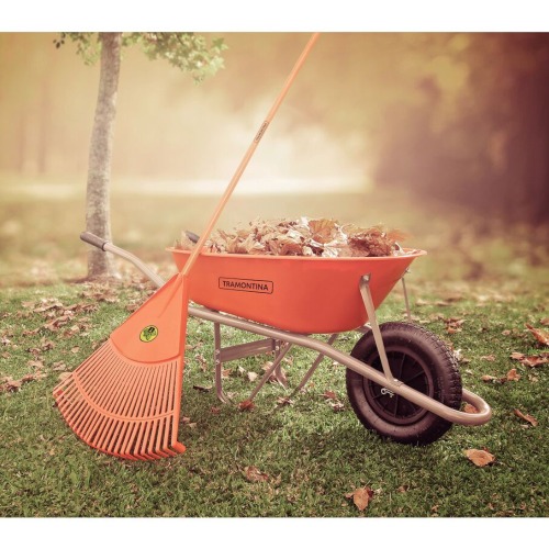 Vassoura pl�stica 26 dentes com cabo de 120 cm