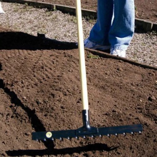 Ancinho estampado com cabo de madeira de 120 cm