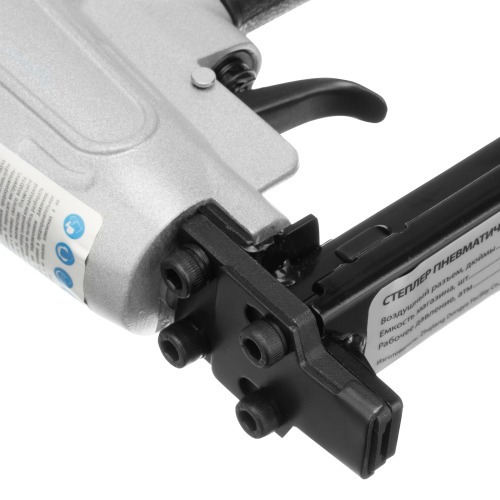 Grampeador pneum�tico 20GA capacidade de 6 a 13 mm