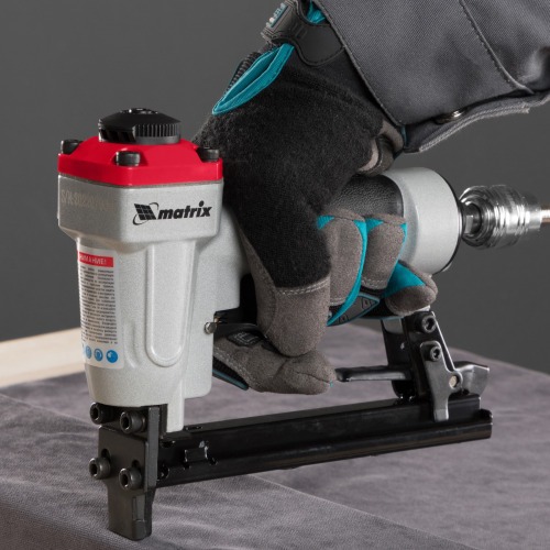 Grampeador pneum�tico 20GA capacidade de 6 a 13 mm