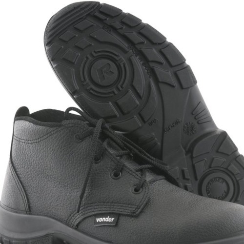 Botina em couro sint�tico com cadar�o