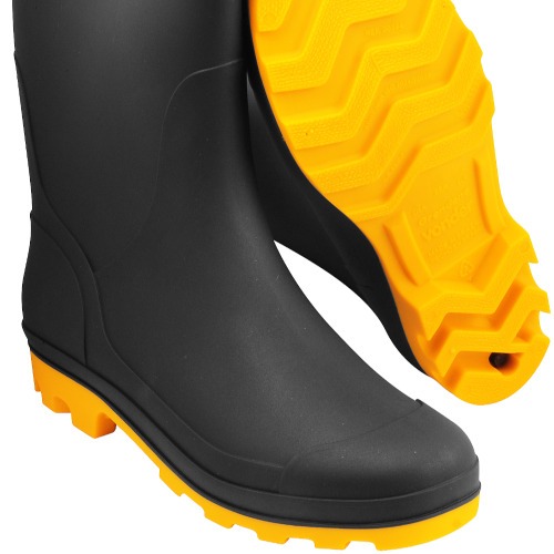 Bota de PVC preta com solado amarelo cano m�dio sem forro
