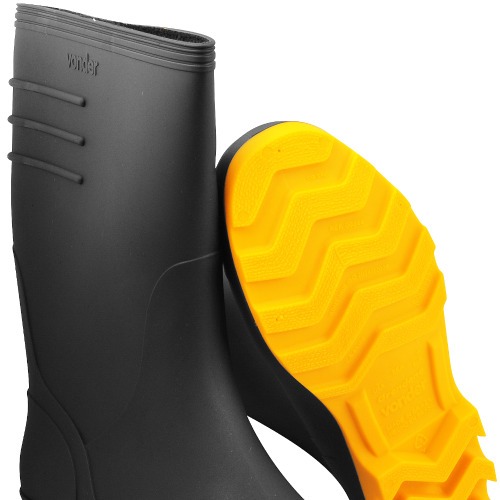 Bota de PVC preta com solado amarelo cano m�dio sem forro