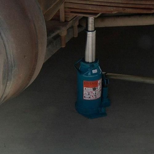 Macaco hidr�ulico tipo garrafa capacidade de 2 toneladas - MT2