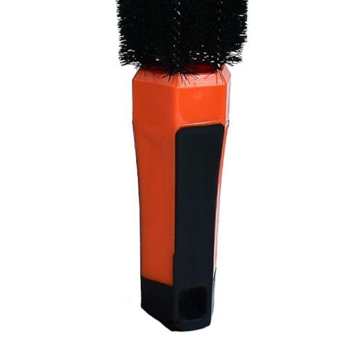 Escova manual para limpeza de parafusos de roda