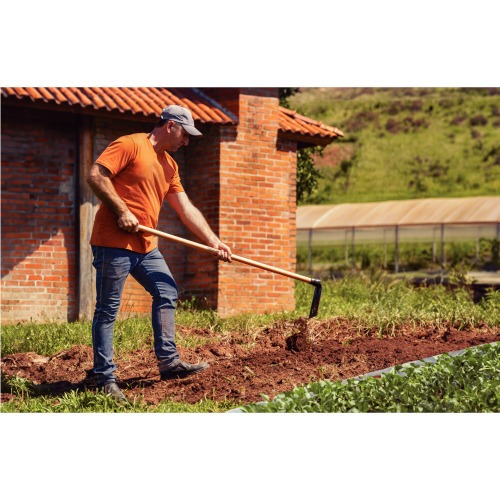 Enxadão estreito 2.5 em aço com cabo de madeira 130 cm olho 38 mm Enxadão estreito 2.5 em aço com cabo de madeira 130 cm olho 38 mm