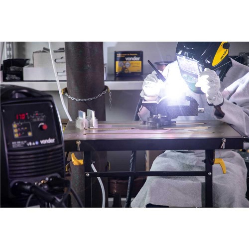 Bancada de trabalho para soldador ajust�vel em 3 posi��es