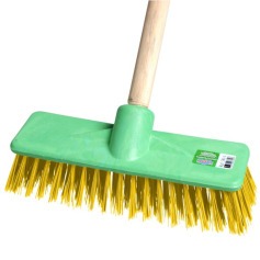 Vassoura tipo escov�o 30 cm cabo de madeira