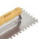 Desempenadeira em a�o dentada com cabo de madeira 8x8mm - 60700